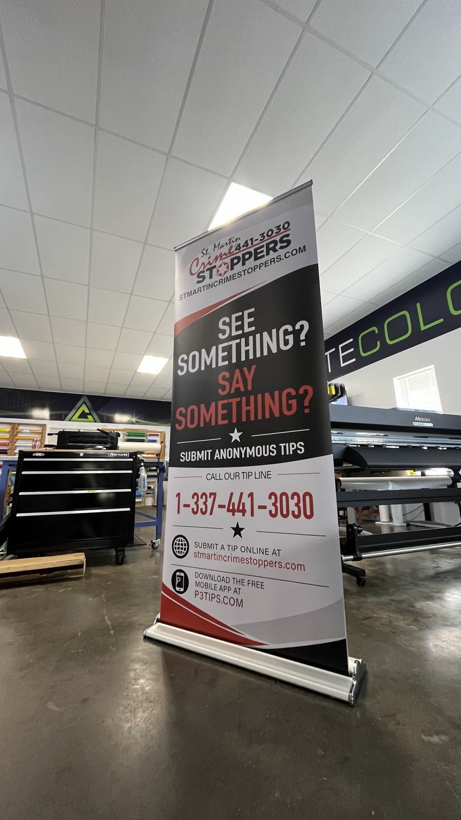 Pop-up trade booth with a retractable banner